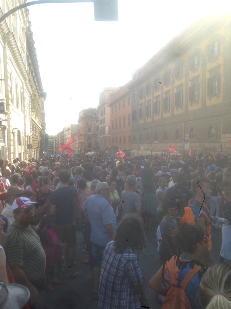 Rome: Massive demo in support of refugees + migrants after violent eviction yesterday