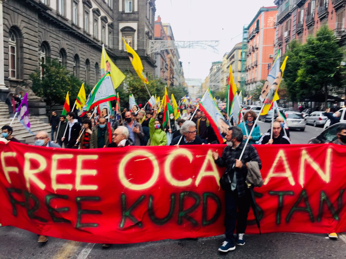 The procession requesting the release of Abdullah Öcalan, honorary citizen of Naples, continues to parade through the streets of the center