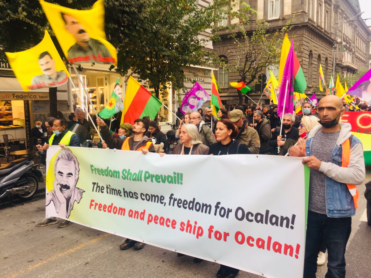 The procession requesting the release of Abdullah Öcalan, honorary citizen of Naples, continues to parade through the streets of the center