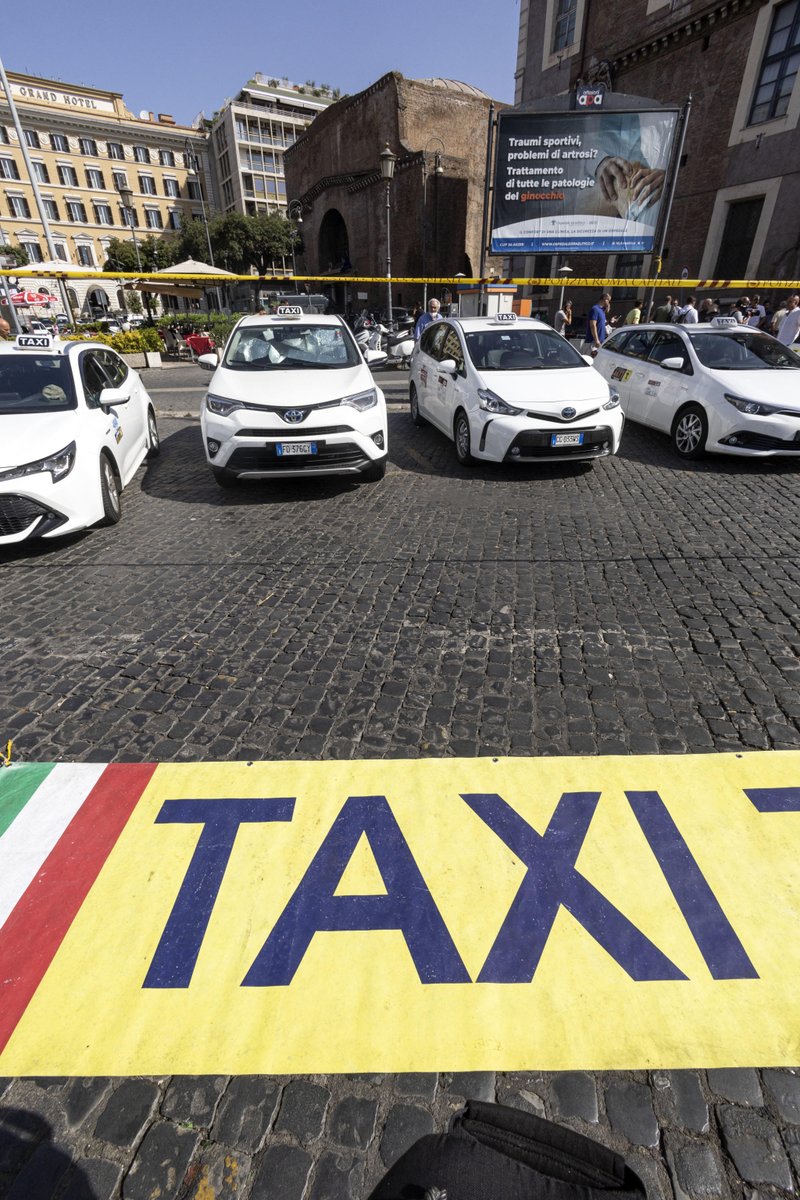 Rome: Tension with the police under Palazzo Chigi during the demonstration of taxi drivers protesting against article 10 of the Competition Bill