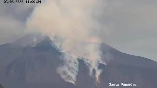 Il momento della colata piroclastica nel versante sud-est dell'Etna ripreso dalla telecamera di Santa Venerina della Protezione Civile Regione Sicilia.  Nel secondo video, di Mario Denaro, la fuga degli escursionisti e dei visitatori della direzione della colata