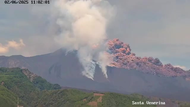 Il momento della colata piroclastica nel versante sud-est dell'Etna ripreso dalla telecamera di Santa Venerina della Protezione Civile Regione Sicilia.  Nel secondo video, di Mario Denaro, la fuga degli escursionisti e dei visitatori della direzione della colata