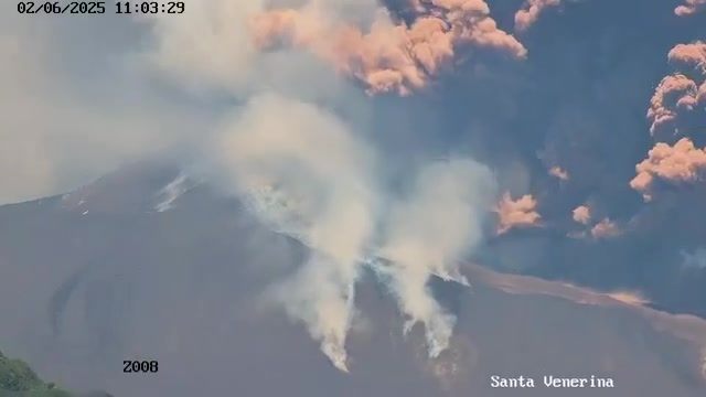 Il momento della colata piroclastica nel versante sud-est dell'Etna ripreso dalla telecamera di Santa Venerina della Protezione Civile Regione Sicilia.  Nel secondo video, di Mario Denaro, la fuga degli escursionisti e dei visitatori della direzione della colata